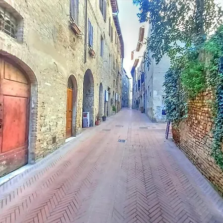 Casa Nella Corte Nel Centro Di Con Balcone Panoramico Wifi E Garage Auto Privato *