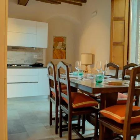 Casa Nella Corte Nel Centro Di Con Balcone Panoramico Wifi E Garage Auto Privato
